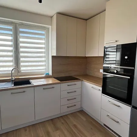 Moderny Dom S Kuchynou, Zahradou A Parkovanim *