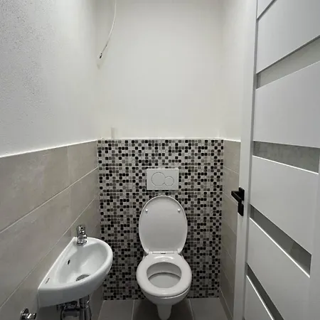 Moderny Dom S Kuchynou, Zahradou A Parkovanim Trenčín